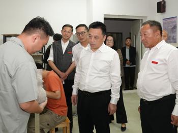 省委教育工委委员、省教育厅副厅长肖乾来学院调研